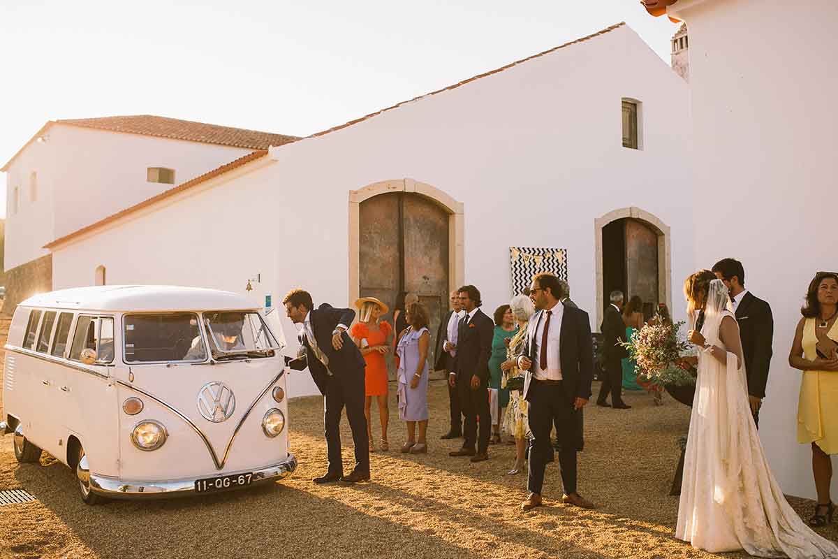 conteudo-especiais Serviço de bebidas para casamento à saída da igreja